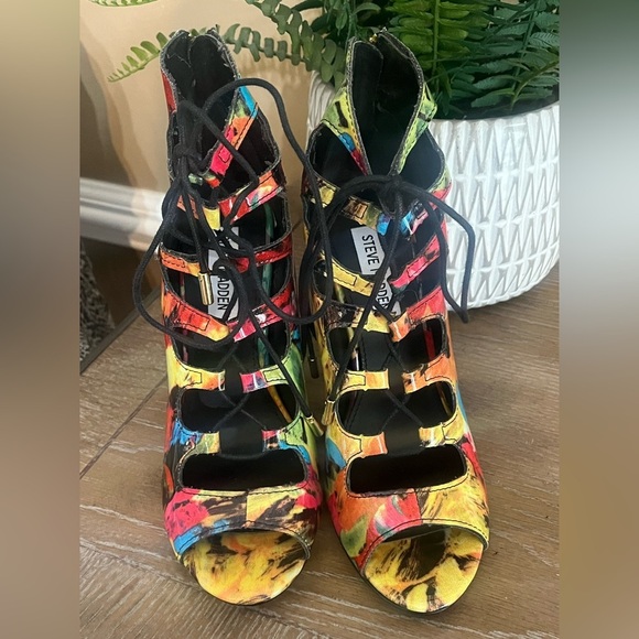 Steve Madden Cythiaa Floral Multi Lace-Up Peep
Toe Booties Size 7.5 - Picture 9 of 16